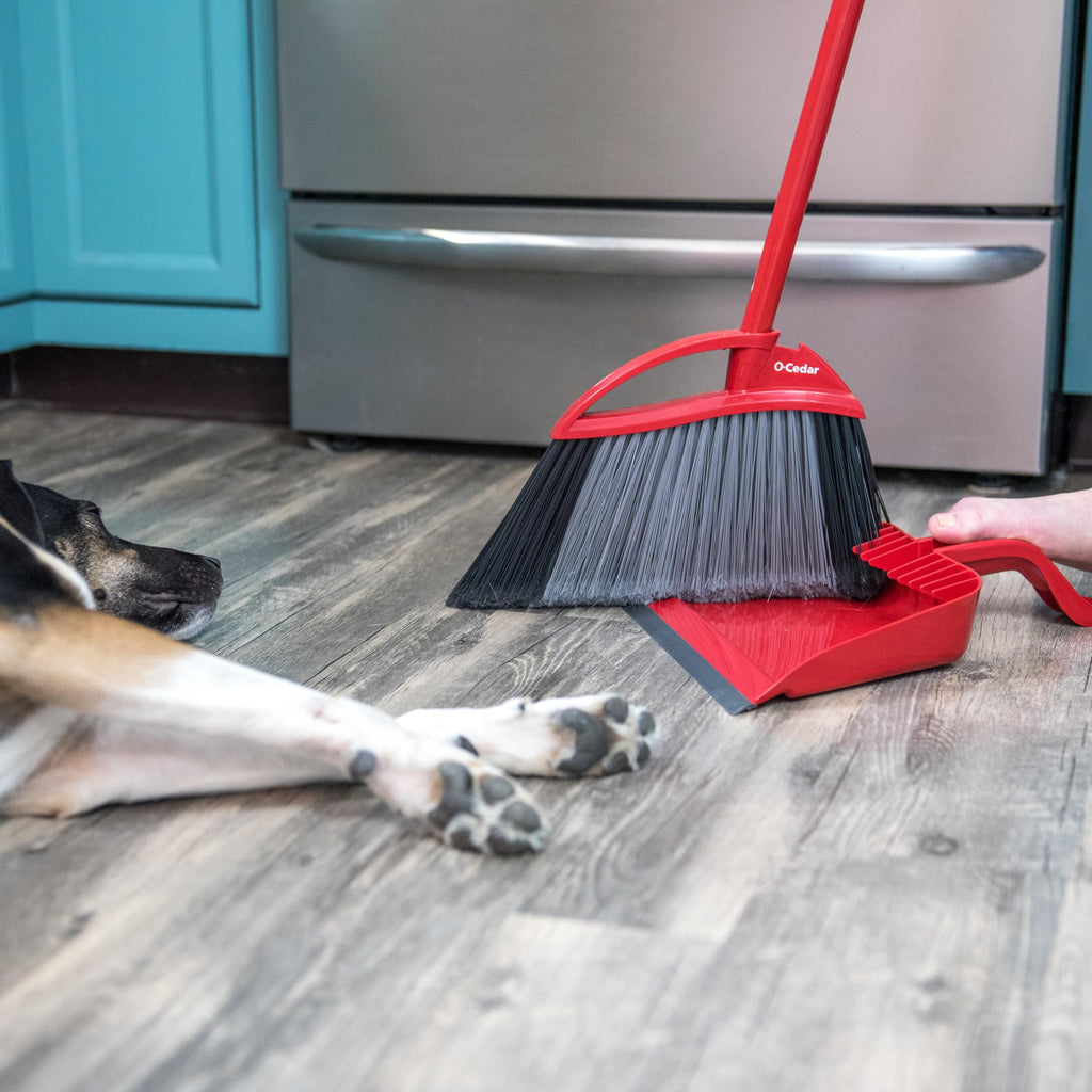 O-Cedar Pet Pro Broom with Step-On Dustpan | Removes Over 99% of Dust & Dirt in One Sweep | Removes 3X More Pet Hair | Quiet Cleaning Tool for Cat and Dog Owners